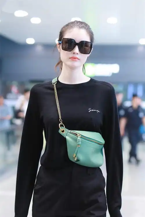 何穗现身上海机场的街拍高清美图