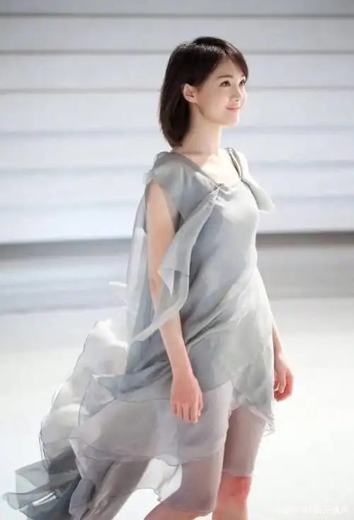 郑爽美貌,清纯,高挑的身材,鹅蛋型的脸庞,你喜欢她吗?