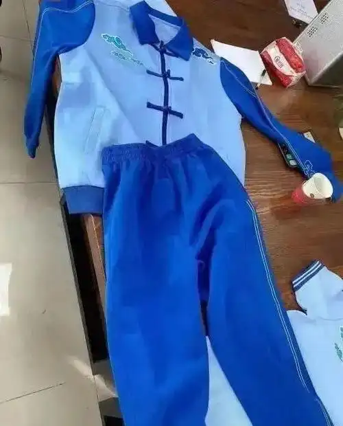 丑陋的校服引发了家长的不满,这是一件不容忽视的事情.