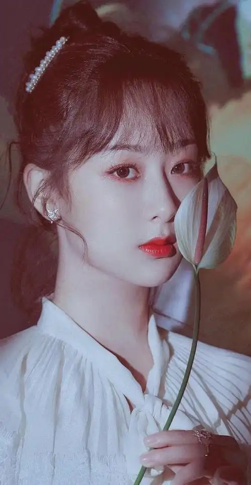 超甜明星杨紫丝绒裙雍容典雅超显气质