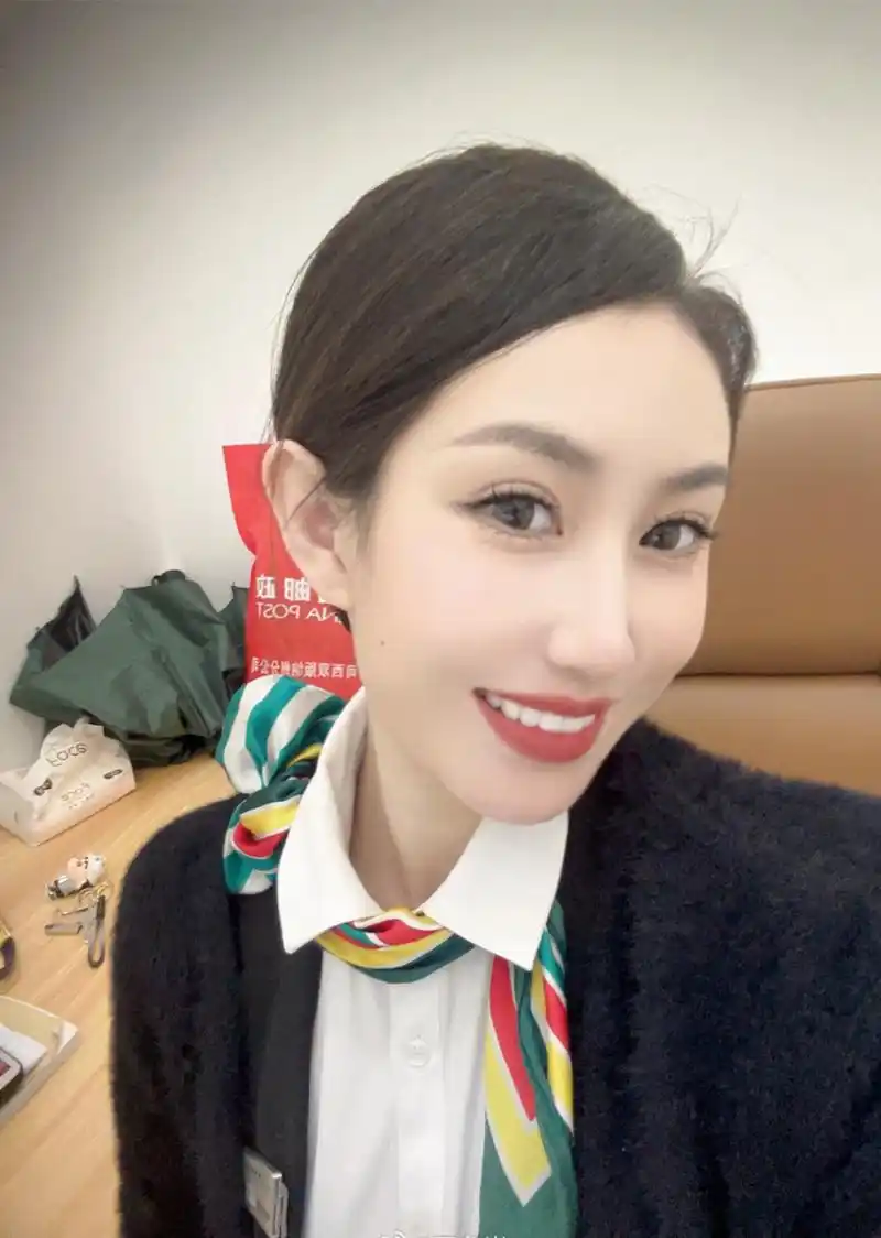 云南西双版纳某银行女职员的工作照!