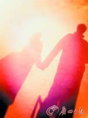 方力申发布情侣牵手的影子照片(图)