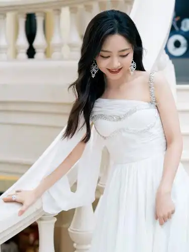 谭松韵黑发披肩一袭白裙 低眉浅笑温柔优雅超美丽