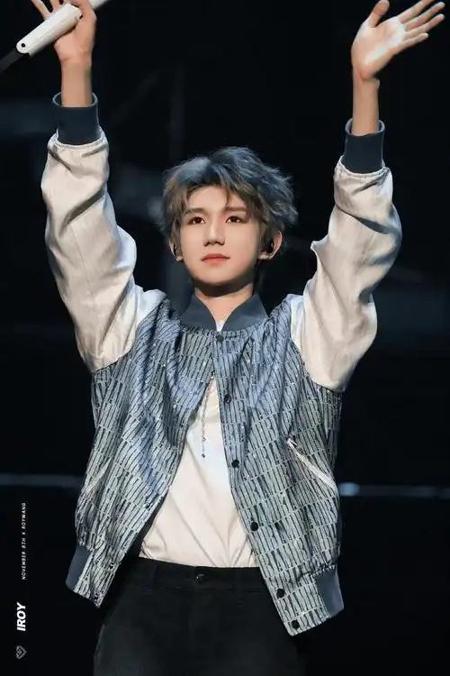 王源妈妈看王源演唱会被烂在门外了,感觉保安大哥可能也想不到自己拦