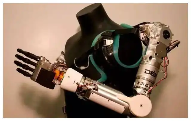 除了这种平衡车之外,其实现在看起来非常有科幻片造型的那种机械手臂