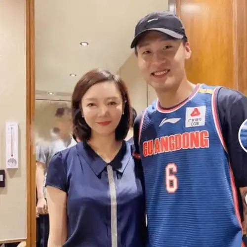 原创cba胡明轩母亲发布照片50岁如少女丈夫相差15岁与杜锋关系密切