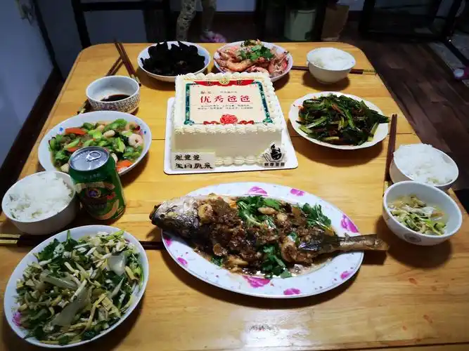 一桌丰盛的生日宴就快开始了.