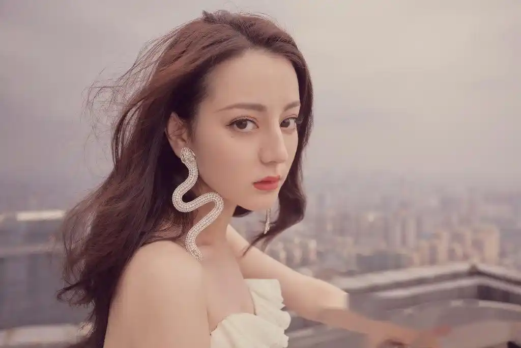 迪丽热巴的仙女造型!这蛇形耳饰和这高跟鞋!还有那迷人的大长腿!