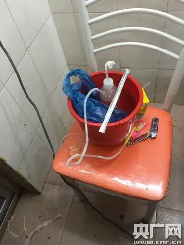 现场查获的吸毒工具