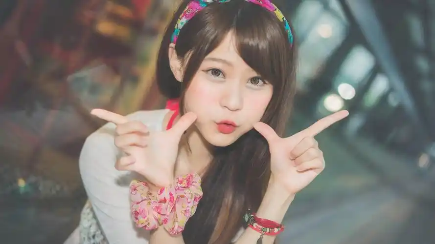 可爱女孩手势嘟嘴4k美女壁纸壁纸