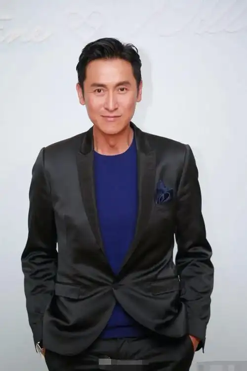 身为60后的马德钟现在也已经有点苍老了,不过马德钟饰演警察的形象