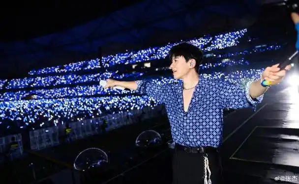 北京时间今天中午12:20,华语流行天王张杰在社交媒体上发布了消息.