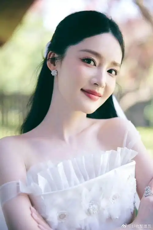 李沁超长蝴蝶结发型