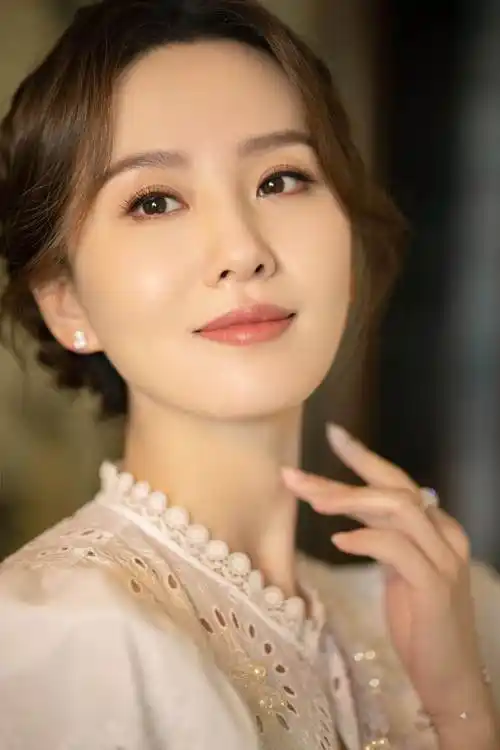 刘诗诗镂空连衣裙优雅大方,优越天鹅颈再度被夸,却被粉丝催进组