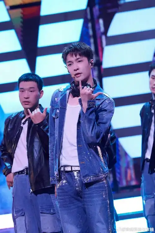 张艺兴穿牛仔服打歌##你好星期六