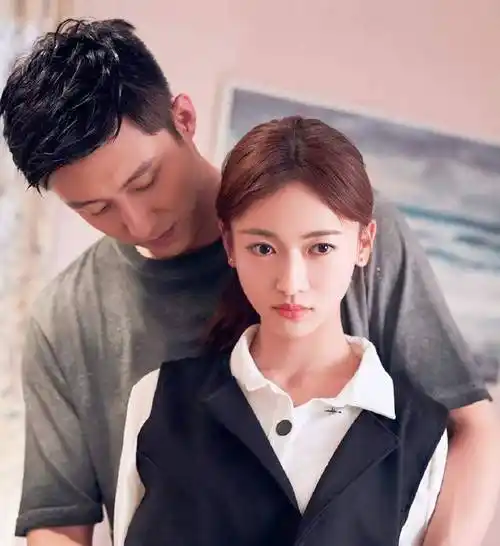 黄景瑜片场对吴谨言动手动脚,又是捏耳朵又是摸脸,女方表情不适_电视