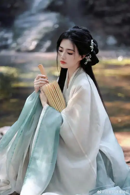 徐璐古风写真#徐璐古风写真96璐璐好适合古风造型~仙女下凡,清冷感