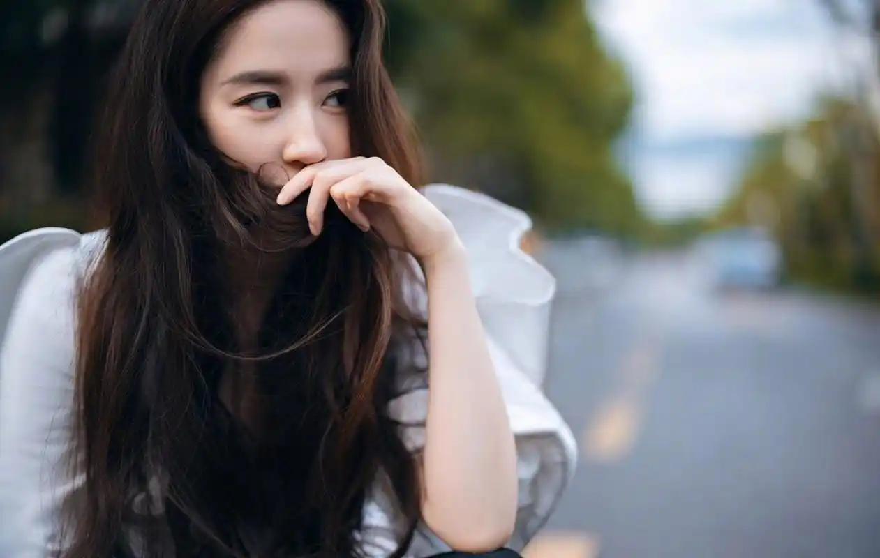 看刘亦菲长发飘逸,冷颜高贵,成熟美丽,温柔性感,韵味十足!