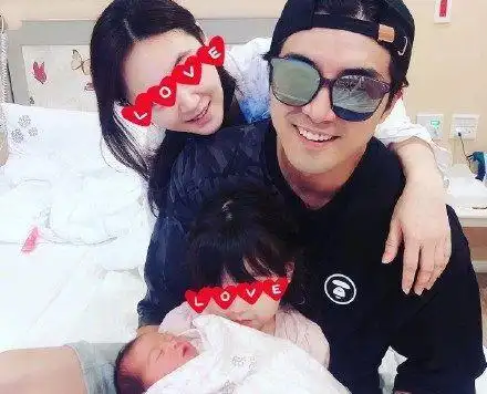 贺军翔一家四口