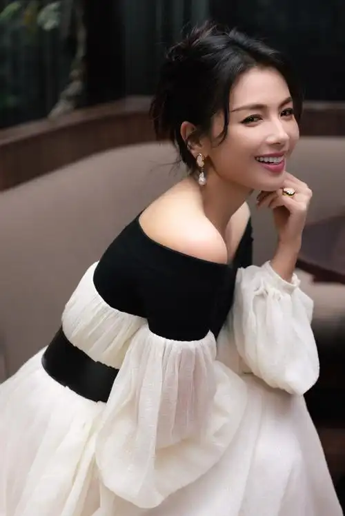 刘涛超话造型:@chloe化妆:@张梦音发型:@张梦音摄影:@axstudio@l刘禹