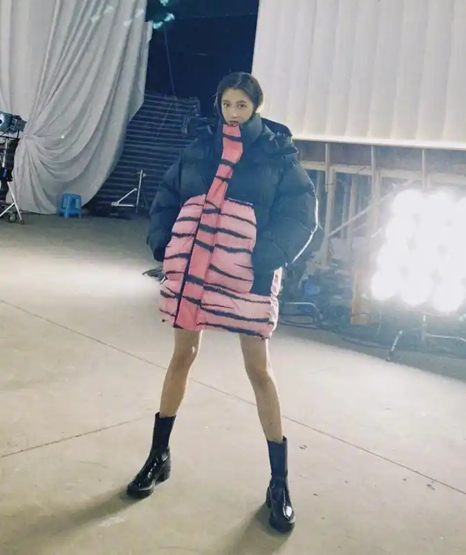 关晓彤太厉害!大冷天穿羽绒服配漆皮长靴,玩失踪要风度不要温度