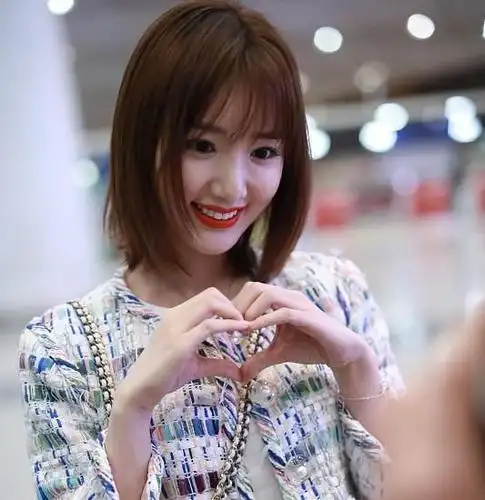 毛晓彤美到"认不出"!花呢外套配铅笔裤,一头齐肩短发实力吸睛__凤凰网