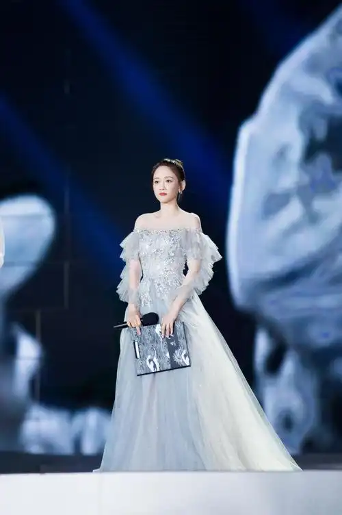 陈乔恩穿薄纱礼服亮相海南 仙气十足__财经头条