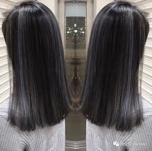 缕光染发(#strandlighting)为小发束的挑染,强调自然层次感;发色不仅