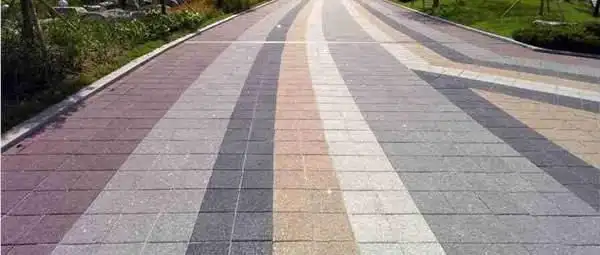 公园绿地供市民休息用,也会看到很多路面铺设了 陶瓷透水砖,这样