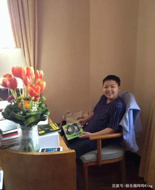 金星大儿子首曝光,五官帅气身材壮硕,人缘好与国外同学相处融洽