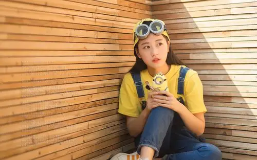 元气少女可爱小黄人写真图片桌面壁纸