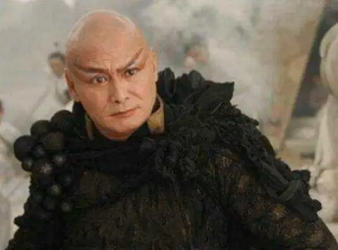 他是《神雕侠侣》中的"金轮法师", 如今中风瘫痪在床,无人问津