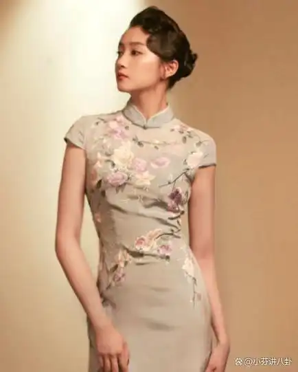 关晓彤的民国风情!一袭旗袍展现女性优雅与魅力,太美了!