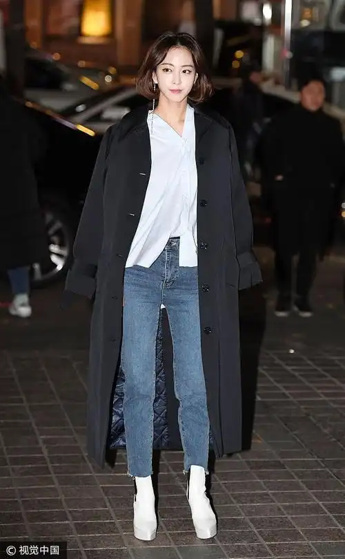 韩艺瑟亮相《二十世纪少男少女》终映宴 披大衣不怕冷大长腿瞩目