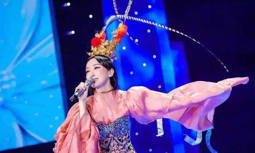 有种"整容"叫萨顶顶,卸妆后神婆变女神,网友:早这样早红了_明星_化妆