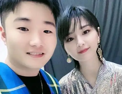 签下明星作艺人,与周笔畅同台献艺,网红白小白真的火了