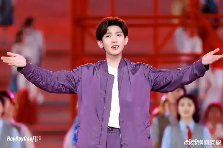 王源紫色套装造型青春有活力!小源的笑容太治愈了!