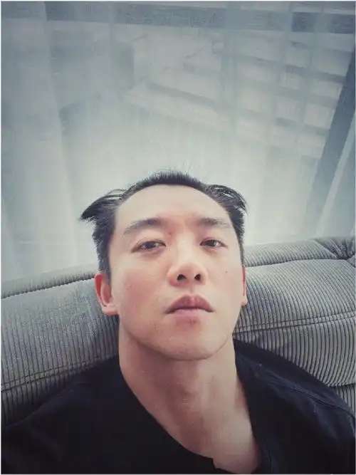 郑恺近照发量大减似秃顶,小公主超受欢迎干爹团强大|苗苗|素颜_网易