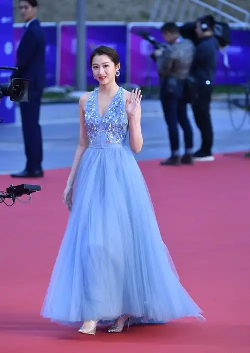 关晓彤一身蓝色深v长裙出席活动当日整体造型十分吸睛