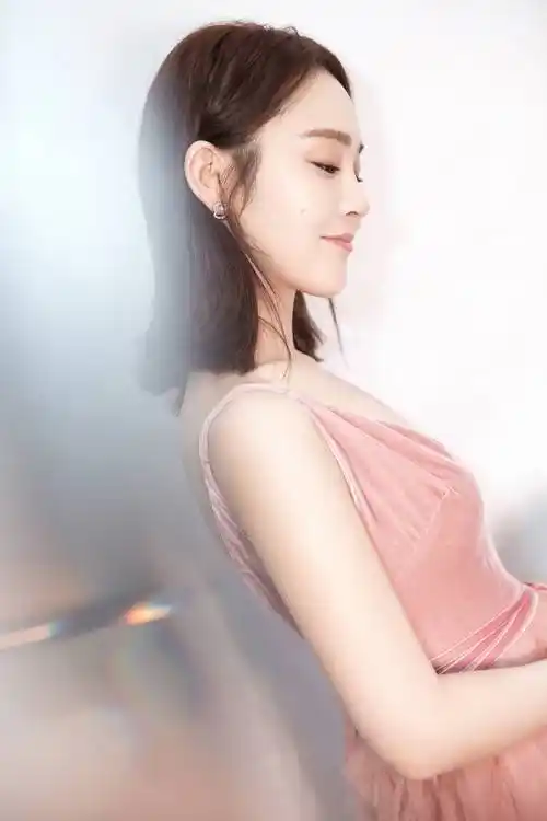张佳宁白色连衣裙优雅写真_海兰_演技_长相