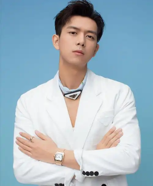 90后男星李现时尚写真:仪表堂堂,英俊帅气