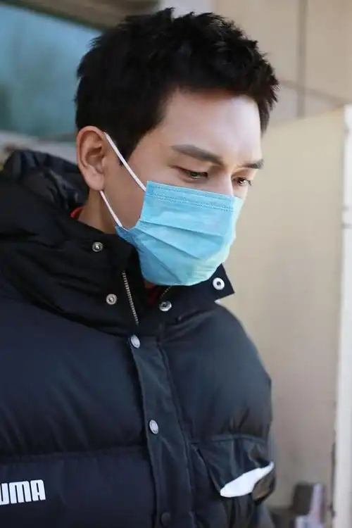 李现亮相2021年央视春晚第四次联排 短发利落酷帅眼神深邃