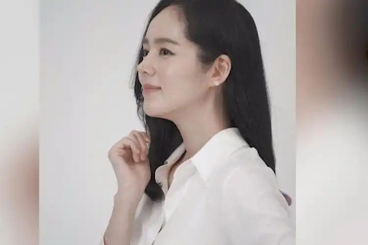 韩佳人近照曝光皮肤白皙侧颜优越气质优雅身材略显圆润