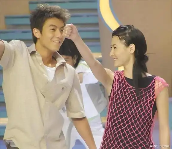 2003年,张柏芝与陈冠希的珍贵合影,两人笑得很开心_网易订阅