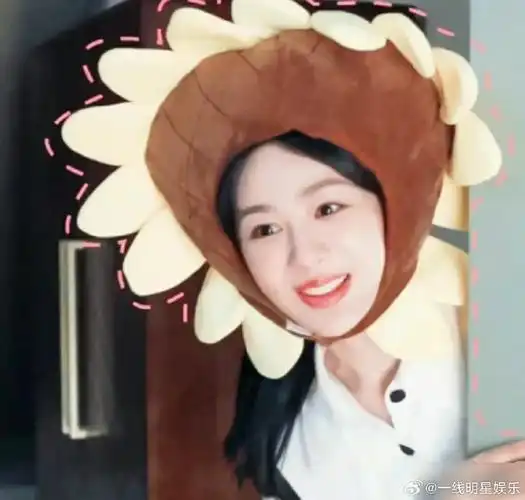 杨紫采访的时候也说过她在亲爱的热爱的之后矫正的牙齿,虎牙挺可爱的