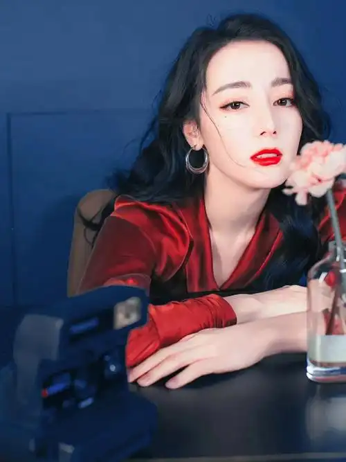 迪丽热巴还真是人间尤物呀,穿红色缎面礼服华丽精致,美得让人心动