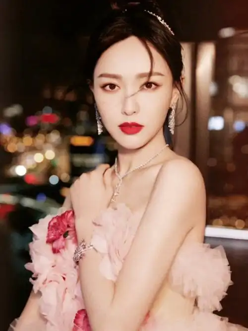 唐嫣穿粉色抹胸蓬蓬公主裙亮相,仙气十足!