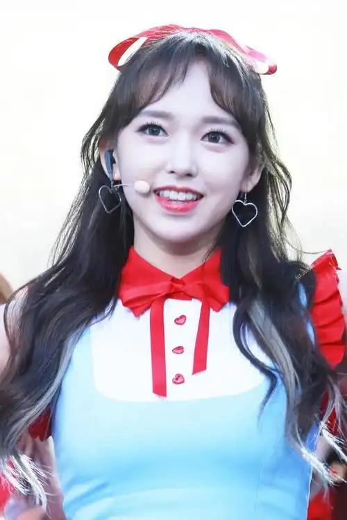 程潇白加红舞蹈服登台俏皮可爱完美勾勒出她身材的曲线