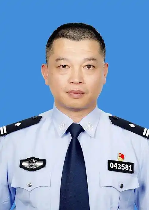 夏新平,男,汉族,1978年9月生,中共党员,1994年入伍,2010年退役,现任