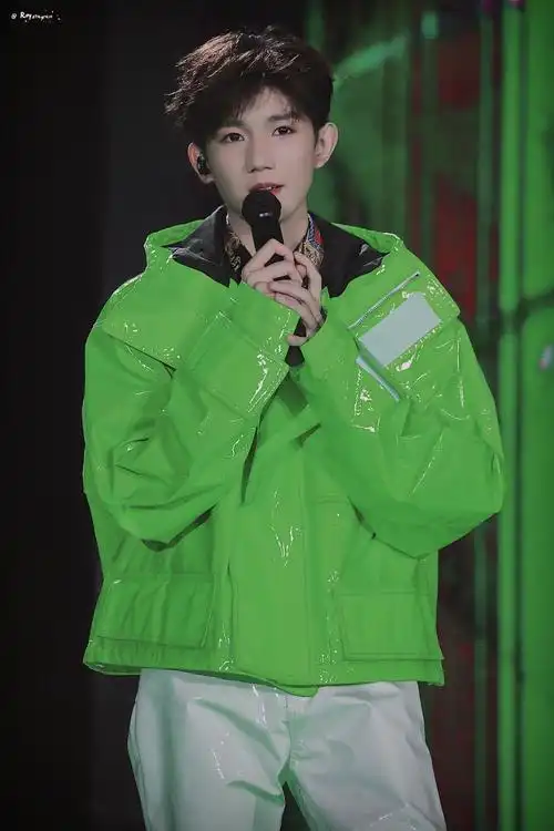 王源"生而自由 爱而无畏 我和你一样"图源logo